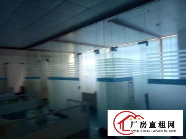 
出租常平镇新出楼上550带现成办公室，停车位充足