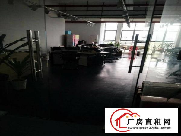 
宝龙新出楼上带卸货平台装修1650平出租