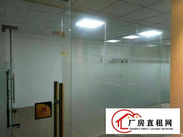 
龙岗汽车站附近650平厂房出租带玻璃隔间水电齐全