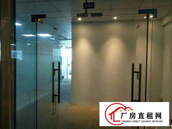 
龙岗汽车站附近650平厂房出租带玻璃隔间水电齐全