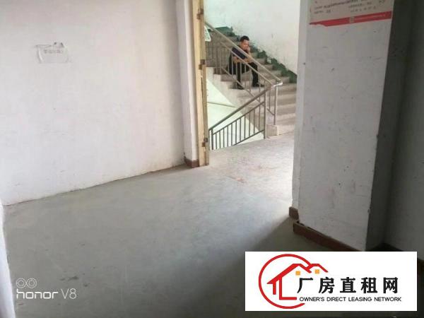 
龙岗同乐楼上1400平有地坪漆电梯厂房可分租