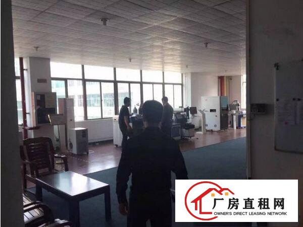
坂田4S旁边利金城科技园2楼3楼每层1600平方