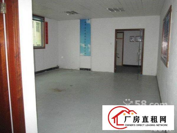 
平湖华南城高速路口750平带吊车厂房租，适合塑胶