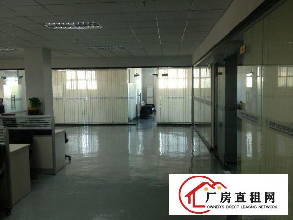 
平湖华南城高速路口750平带吊车厂房租，适合塑胶