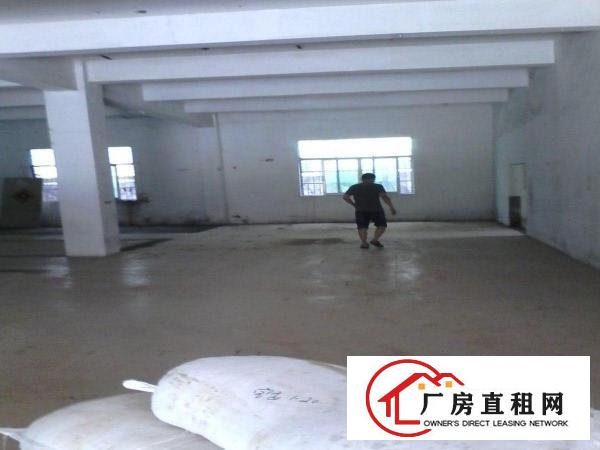 
平湖白泥坑路口400,600平方一楼厂房，仓库出租