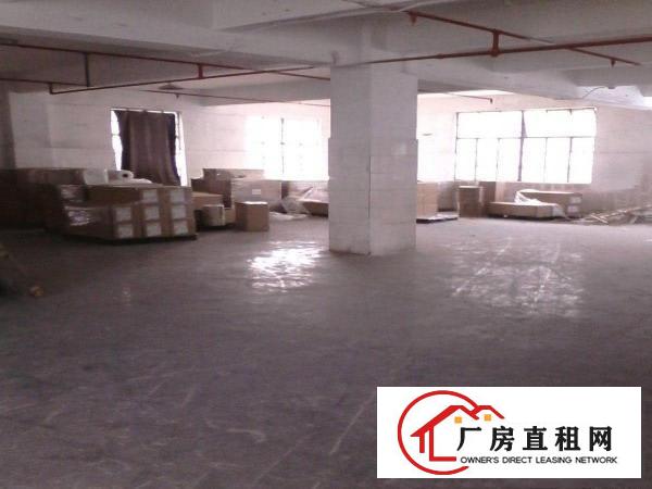 
平湖白泥坑路口400,600平方一楼厂房，仓库出租