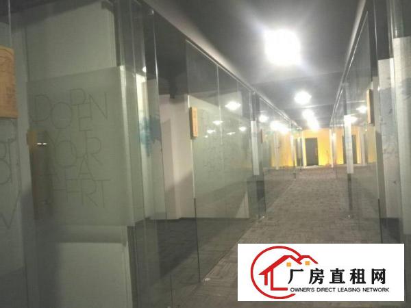 
平湖富民工业区二楼1200平方靠主路好招工，带装修