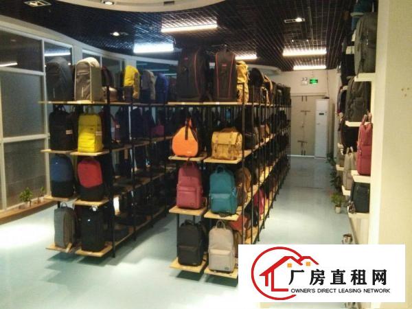 
原房东平湖富民工业区新出楼上带装修800平方厂房