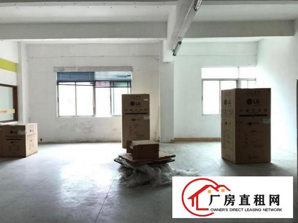 
二楼300m²卸货台大货梯，带装修吊顶办公室