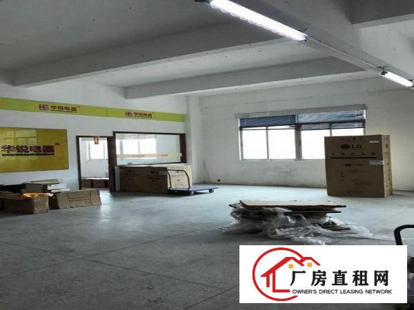 
二楼300m²卸货台大货梯，带装修吊顶办公室