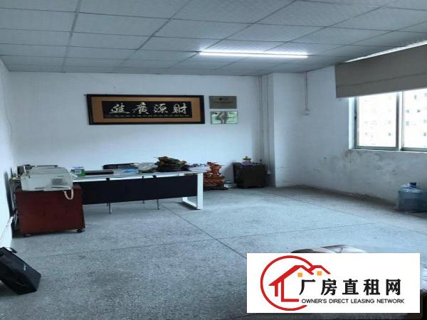 
二楼300m²卸货台大货梯，带装修吊顶办公室