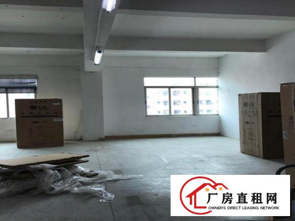 
二楼300m²卸货台大货梯，带装修吊顶办公室