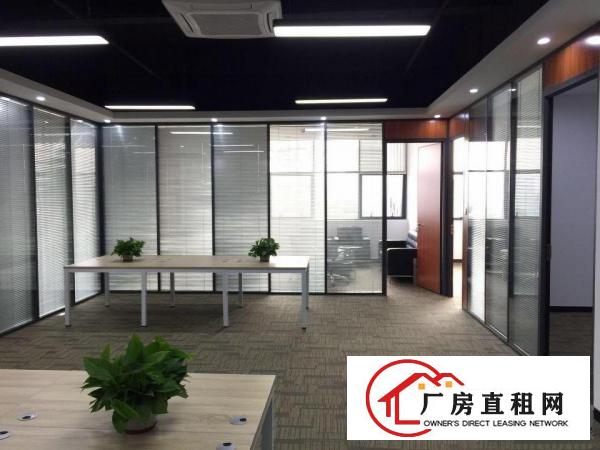 
布吉236平米写字楼带地毯精装办公室空调，停车位免费