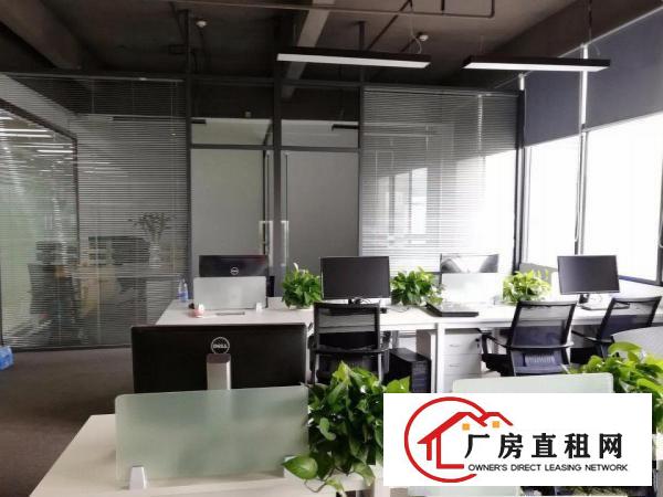 
布吉236平米写字楼带地毯精装办公室空调，停车位免费