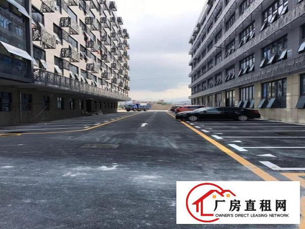 
布吉236平米写字楼带地毯精装办公室空调，停车位免费