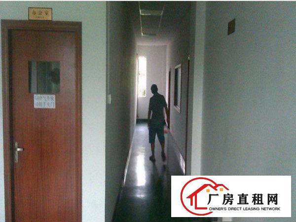 
凤岗镇塘沥新出一楼550平方带装修空地大厂房出租