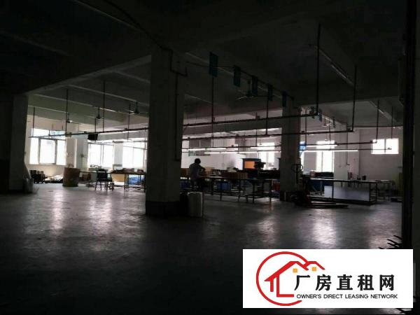 
		横沥镇隔坑村带现成办公室厂房招租三楼800
	