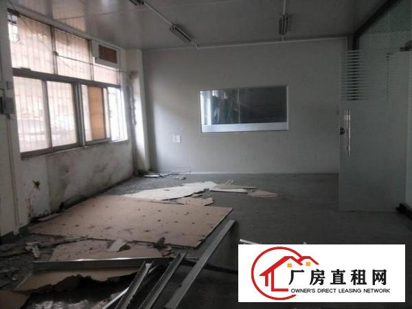 
		厦岗两层独门独院共3100平方，也可分两独院或分租
	