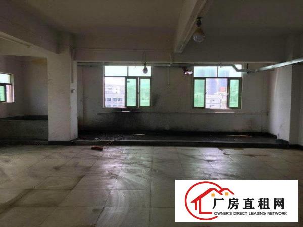
		霄边五楼800平精装修带地砖可分租水电齐全厂房招租
	