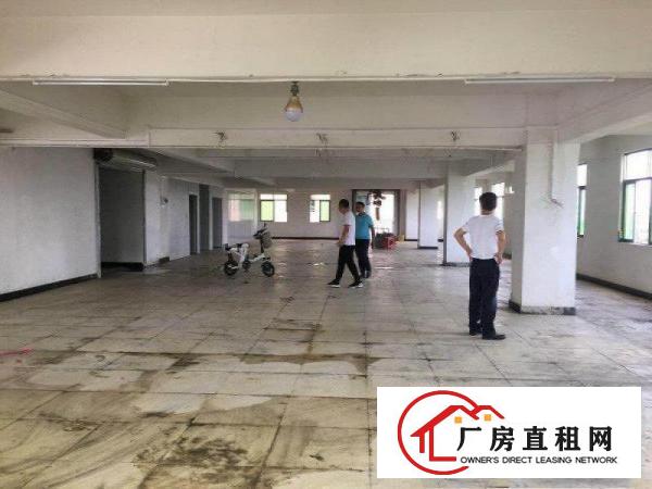 
		霄边五楼800平精装修带地砖可分租水电齐全厂房招租
	
