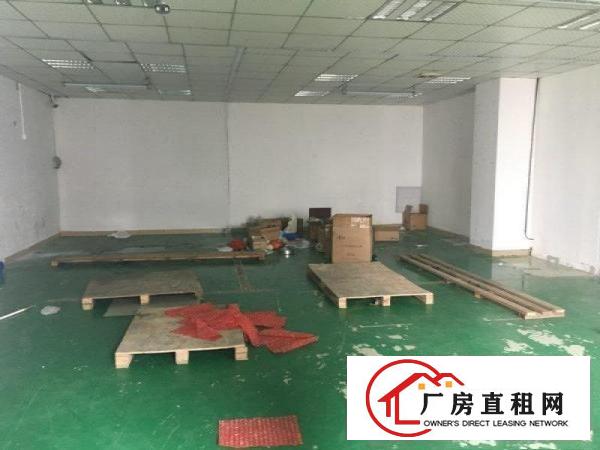 
		乌沙楼上180平厂房招租空地大交通便利可进大车
	