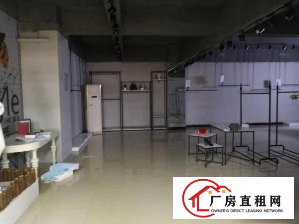 
		虎门北栅豪华装修现成制衣厂420平米出租。
	
