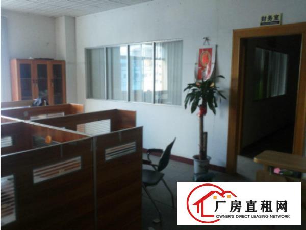 
		新出原房东独院1100平方砖墙到顶铁皮房形象好
	