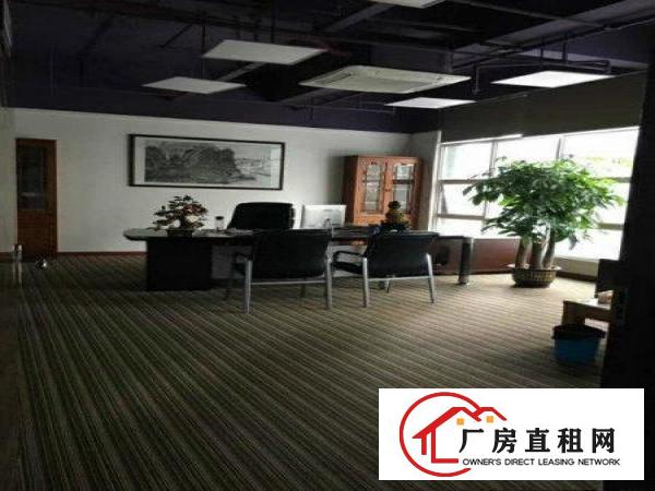 
		东城莞龙路边大型工业园30000平方分租,租金8元
	