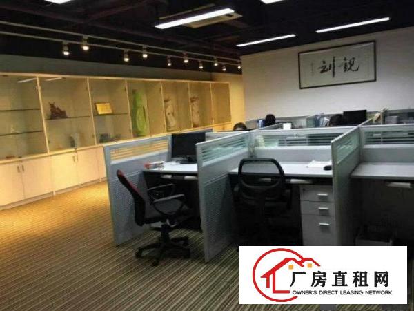 
		东城莞龙路边大型工业园30000平方分租,租金8元
	