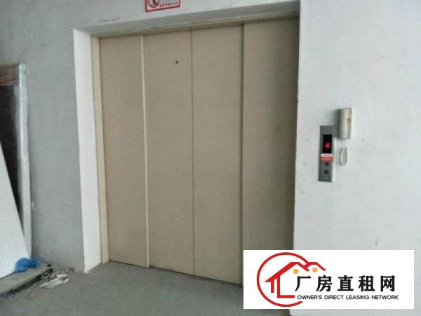 
		重型标准厂房3600平，高度5.5米，空地大交通方
	
