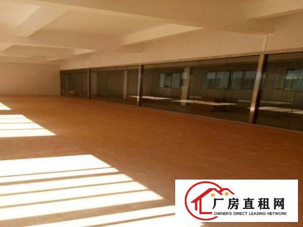 
		万江正规工业区标准一楼900平方（有现成装修）
	