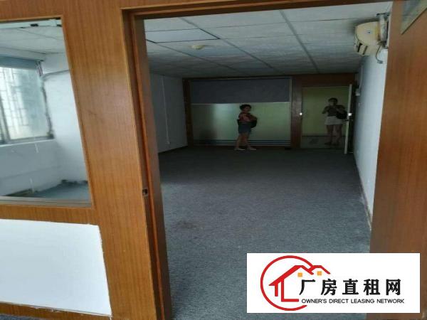
		华强北65平方的办公室，双面采光，仅租5200元每月
	