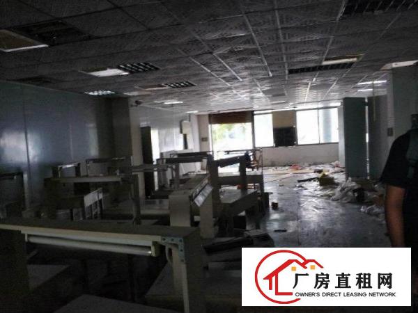 
		福永3楼1300平可分租，有产证停车位充足交通方便
	