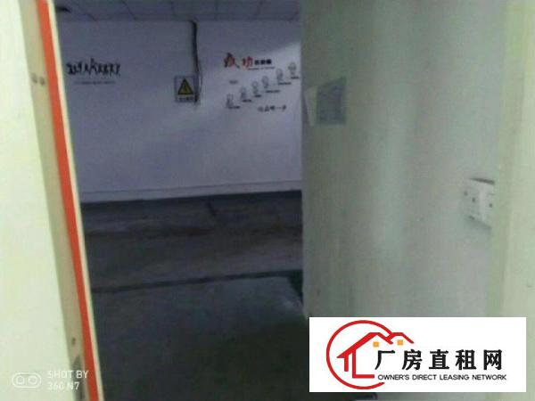 
		西环路刚空出一楼550平米带装修厂房出租
	