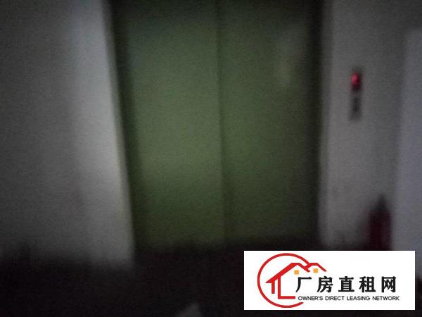 
		新桥二楼400平带2吨货梯，产证齐全，可环评
	