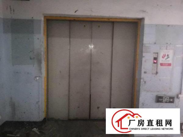 
		后亭三楼1150平精装修可分割带2吨货梯，产证齐全
	