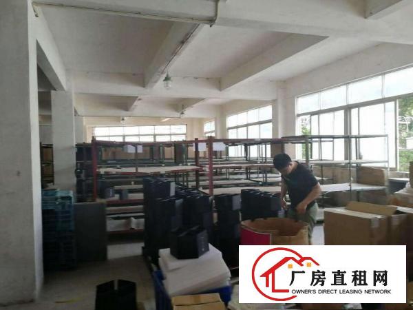 
		松岗溪头900平简装厂房出租，产证齐全，实图
	