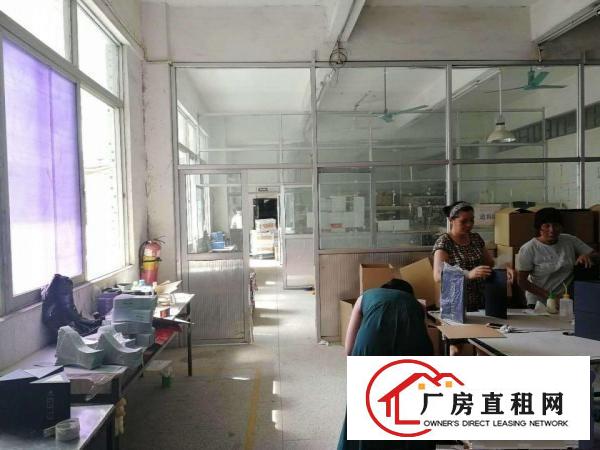 
		松岗溪头900平简装厂房出租，产证齐全，实图
	