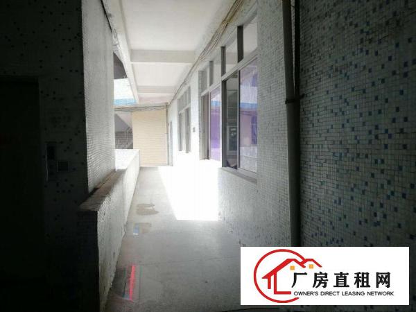 
		松岗溪头900平简装厂房出租，产证齐全，实图
	