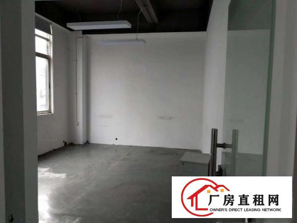 
		龙华民治地铁口附近新出标准精装办公场地598平出租
	