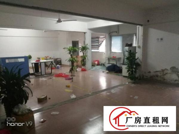 
		清湖地铁口附近带装修195平米
	