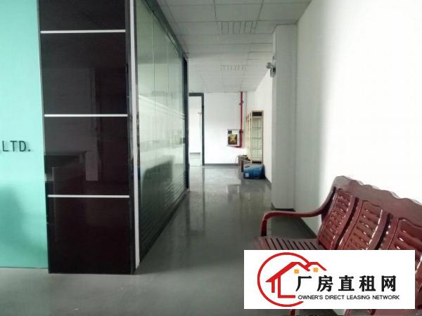 
		公明上村北环路边楼上精装修单层750平
	