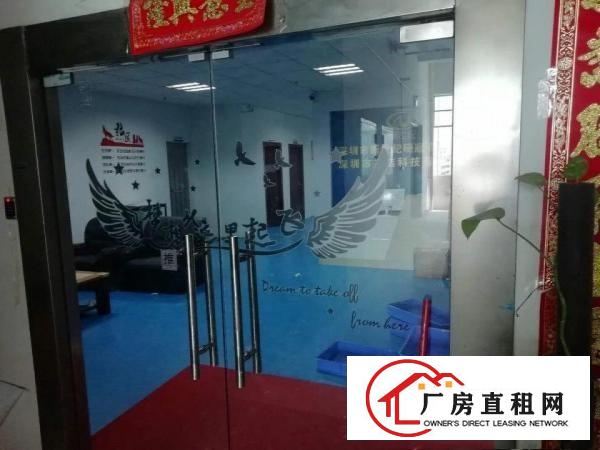 
		公明南光高速出口楼上带装修580平出租。
	