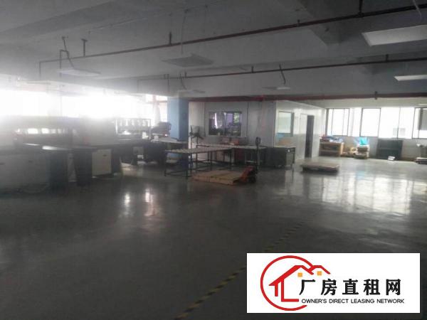 
		公明龙大高速出口精装修650平出租。
	