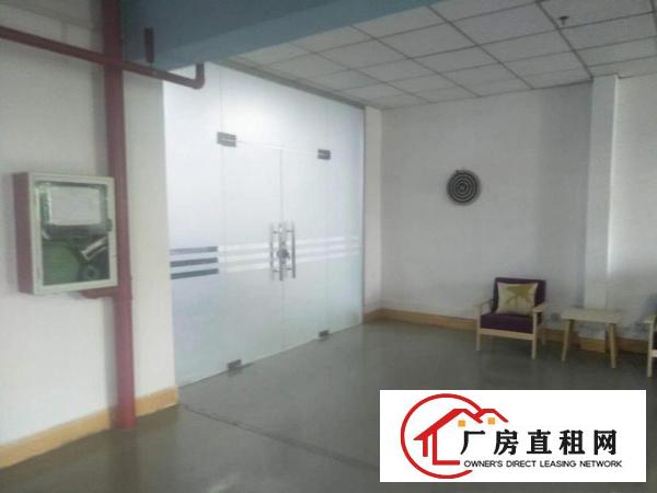 
		公明龙大高速出口精装修650平出租。
	