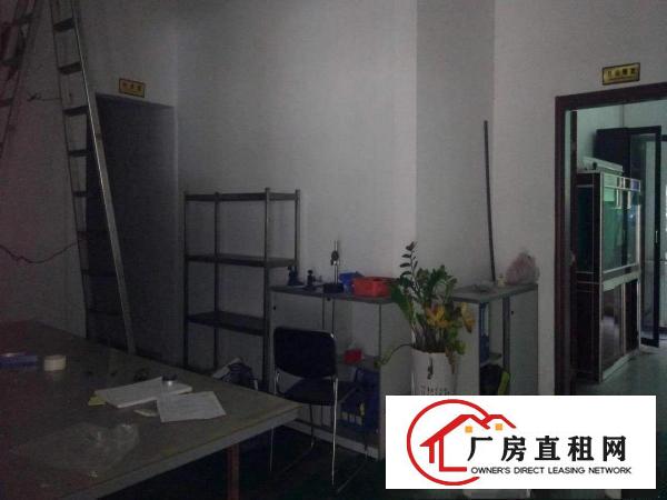
		石岩北环路村委房1楼1200平，水电齐全，无转让费
	