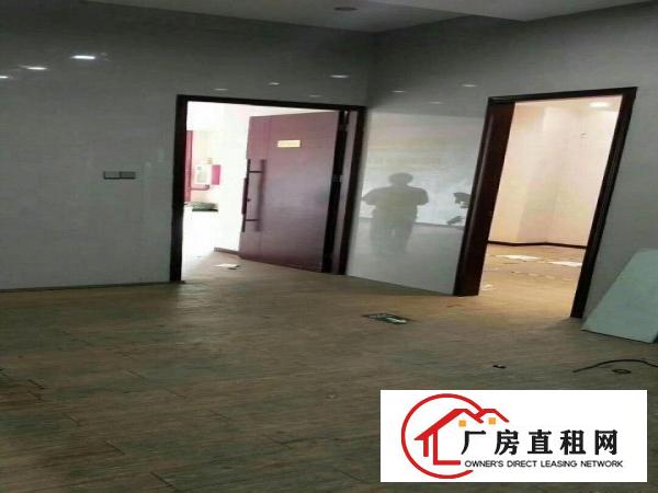 
		长圳新出带卸货平台楼上整层厂房2600平米带精装修
	