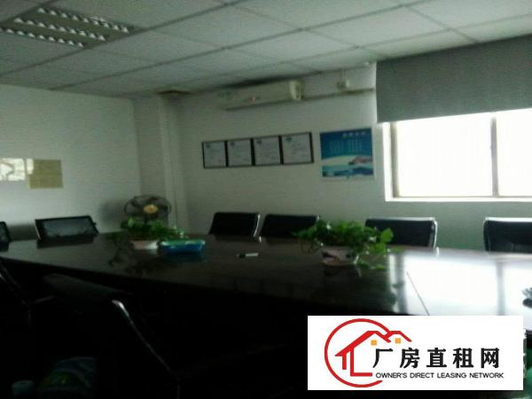 
		龙岗中心城新生新出楼上带装修950平厂房出租
	