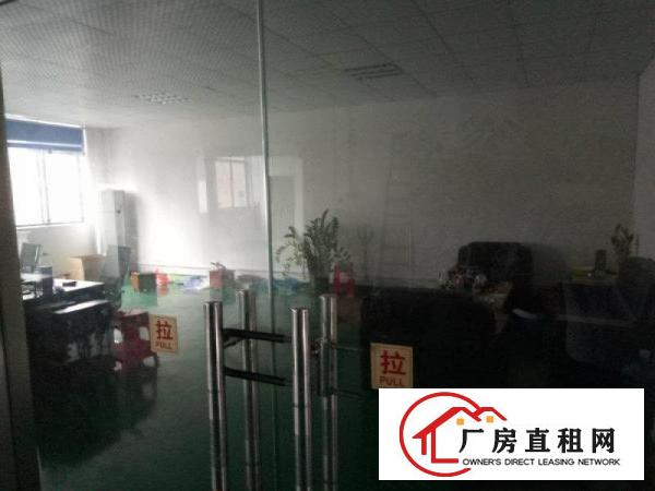 
		龙岗宝龙工业园二楼半层带装修办公室有消防700平招租
	