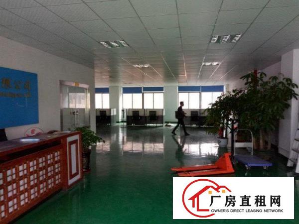 
		龙岗宝龙工业园二楼半层带装修办公室有消防700平招租
	